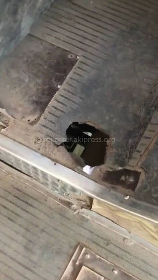 На полу троллейбуса №8 в Бишкеке образовалась дырка (видео)