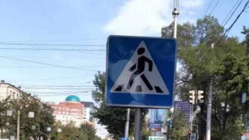Дорожный знак, закрывающий обзор на светофор на ул.Ахунбаева, исправлен