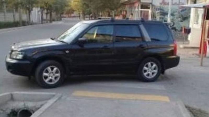 В Бишкеке водитель припарковал «Субару» на зебре, - очевидец