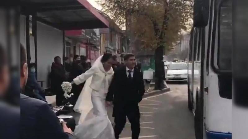 В Бишкеке жених и невеста прокатились на троллейбусе. Видео