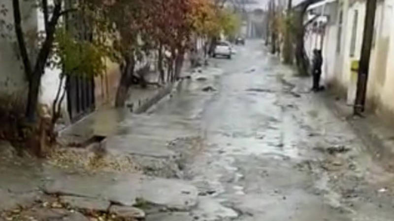 По ул.Абдувалиева в Оше во время дождя грязь и много мусора, - местный житель