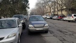 Lexus RX 300 припаркован на проезжей части Абдымомунова