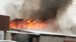 Напротив СИЗО-1 в Бишкеке горит частный дом