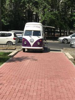Бишкекчанин интересуется законностью функционирования машины для торговли на тротуаре бульвара Эркиндик