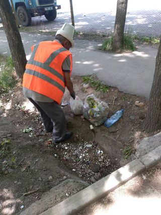 Сотрудники «Тазалыка» провели очистку арыка на Токтоналиева-Айни (фото)