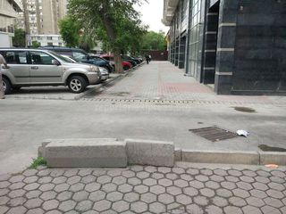 Бордюры старого тротуара по ул.Токтогула в Бишкеке мешают пешеходам (фото)