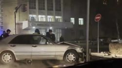 На Фрунзе-Эркиндик авто врезалось в светофор. Фото, видео