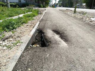Фото — В Таласе недавно отремонтированный тротуар ул.Айтматова уже в трещинах и ямах