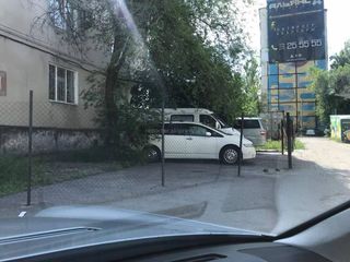 Ограждение возле дома №6 в 5 мкр установлено законно, - мэрия Бишкека