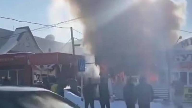Момент активной фазы горения точки фастфуда в Караколе снят на видео