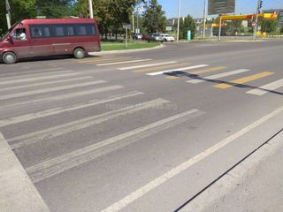 Мэрия Бишкека : На Чуй-Ауэзова дорожный знак будет перенесен и организован пешеходный переход с выходом на тротуар