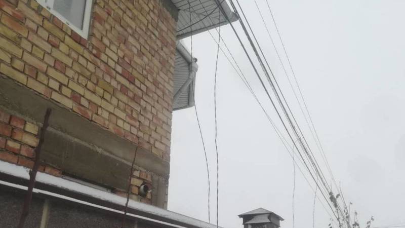 На ул.Кубаныч оборваны телефонные провода. Фото