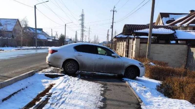 На ул.Абдырахманова автомобиль припаркован на тротуаре. Фото