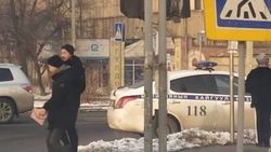 Патрульная машина припаркована на зебре на Жукеева-Пудовкина