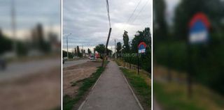 По улице М.Омуракунова в жилмассиве Ак-Орго наклонился столб (фото)