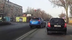 «Тойота RAV-4» выехал на встречку на Льва Толстого и проехал на красный. Видео