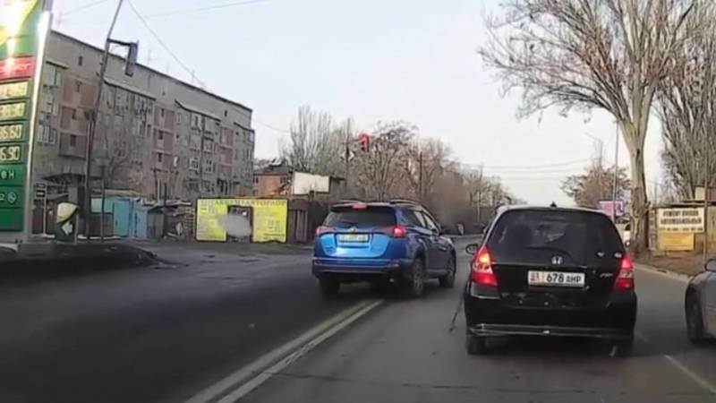 «Тойота RAV-4» выехал на встречку на Льва Толстого и проехал на красный. Видео