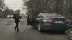 Водитель припарковал свою «Камри» на пешеходном переходе. Видео