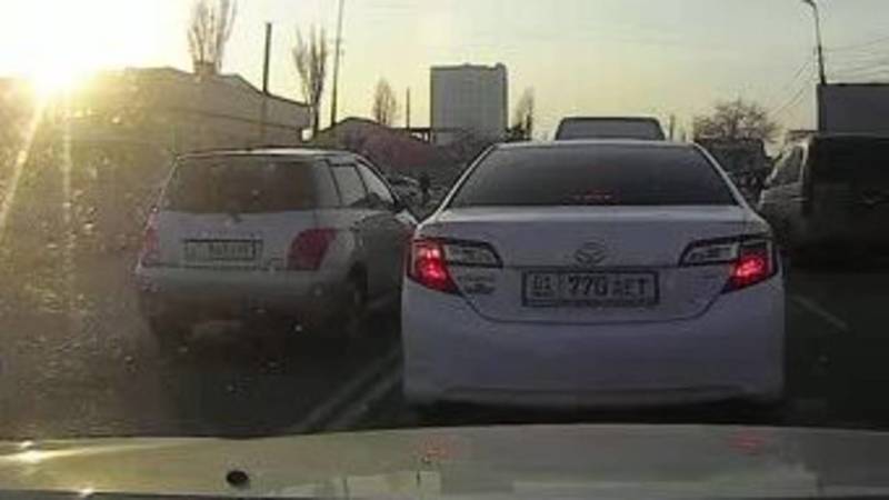 «Тойота» проехала по встречке на Ахунбаева. Видео