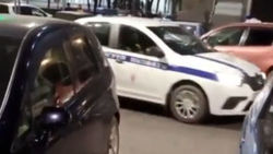 На Турусбекова таксисты паркуются в неположенном месте, машина УПСМ проехала мимо. Видео очевидца