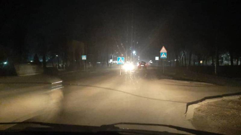 На Боталиева в ливнеприемник воткнули дорожный знак. Фото