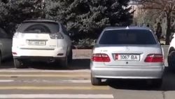 Две машины припаркованы на зебре возле Белого дома. Фото и видео