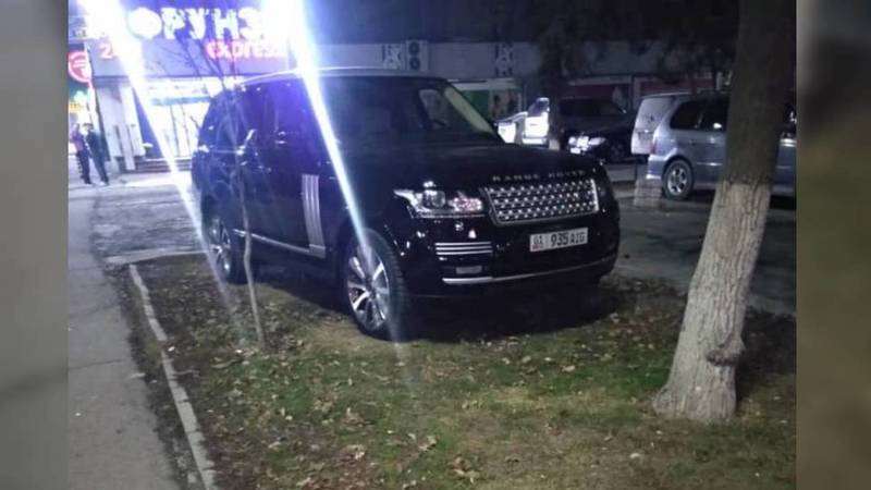 Водитель Range Rover припарковался на газоне