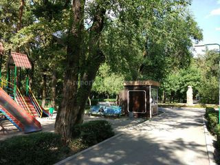 Законно ли установили киоск в сквере им.Тоголок Молдо в Бишкеке? (фото)