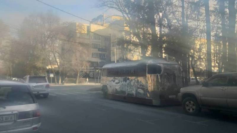 На пересечении Токтогула-Эркиндик припаркованный автобус закрывает обзор водителям