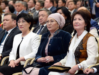 Раиса Атамбаева отметила юбилей. Почетным гостем на тое была супруга Сооронбая Жээнбекова