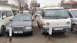 «Портер» и «Мерседес» припаркованы на тротуаре на Некрасова. Фото