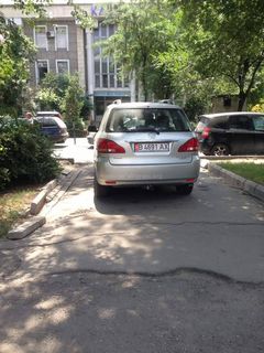 На Абдрахманова машина припарковалась на тротуаре