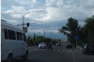 На участке ул.Малдыбаева не работает красный сигнал светофора (фото)