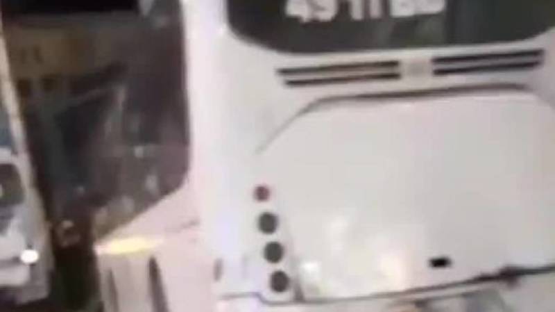 Автобус возле ГУМа заехал в арык. Видео
