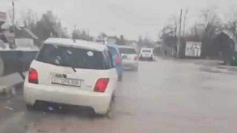 В Сокулуке затопило трассу. Видео
