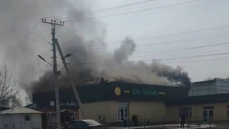 В Токмоке загорелся магазин. Видео