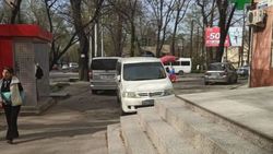 Два минивэна припарковались на тротуаре на Молодой Гвардии. Фото