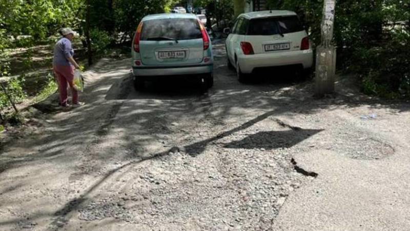 Бишкекчанин жалуется на состояние дороги в 5 мкр. Фото и видео