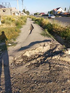 Недавно отремонтированный тротуар на Ахунбаева-Жазира разбит из-за грузовиков, - бишкекчанин (фото)