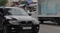 Девушка на BMW X6 не подчинилась патрульному и уехала. Видео