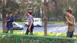 Видео — На Манаса-Боконбаева пьяный мужчина дрался с прохожими