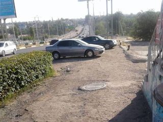В Оше тротуар на ул.Абдукадырова превратили в парковку (фото)