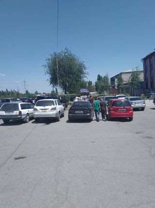 Машины заблокировали пешеходный переход на ул.Валиханова