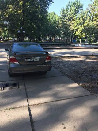 Парковка на тротуаре Дубового парка