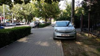 Парковка на тротуаре на Абдрахманова-Киевской