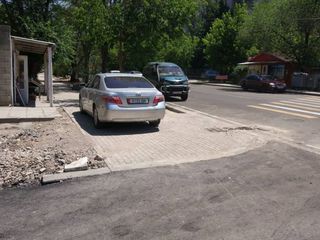Парковка на тротуаре на Токтогула-Герцена. Фото от 1 июля