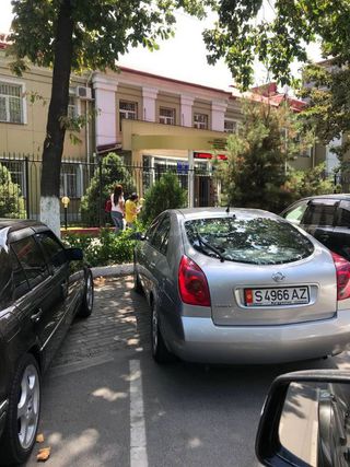 Парковка на тротуаре на Токтогула-Абдрахманова. Фото от 2 июля