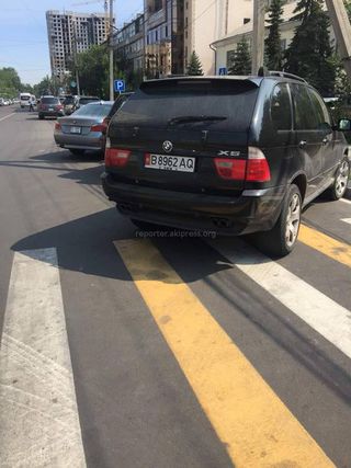 Парковка на пешеходном переходе на ул.Тыныстанова. Фото от 4 июля