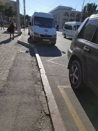 Парковка на остановке на Киевской-Орозбекова