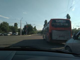Выезд на перекресток на красный сигнал светофора. Снимок сделан на Шабдан Баатыра-Горького